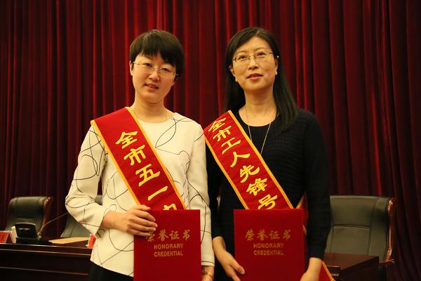 我校万阿英荣获呼伦贝尔市“五一劳动奖章”荣誉称号、蔡文婷荣获呼伦贝尔市“五一巾帼标兵”荣誉称号、教育技术学应用型课程建设教学团队荣获 呼伦贝尔市“工人先锋号”荣誉称号